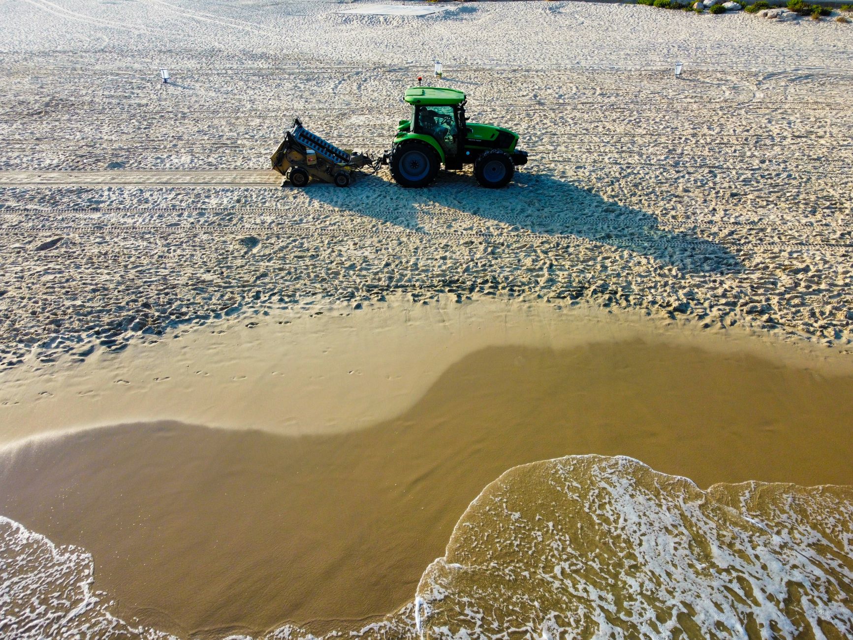 Illustration for: Can Robotic Pool Cleaners Pick Up Sand? What You Need to Know